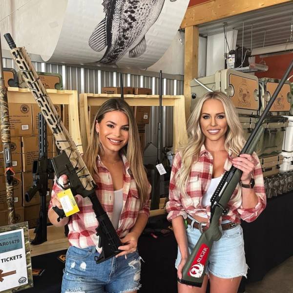 Girls And Guns (40 pics)