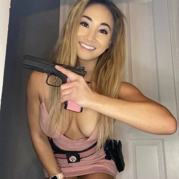 Girls And Guns (40 pics)