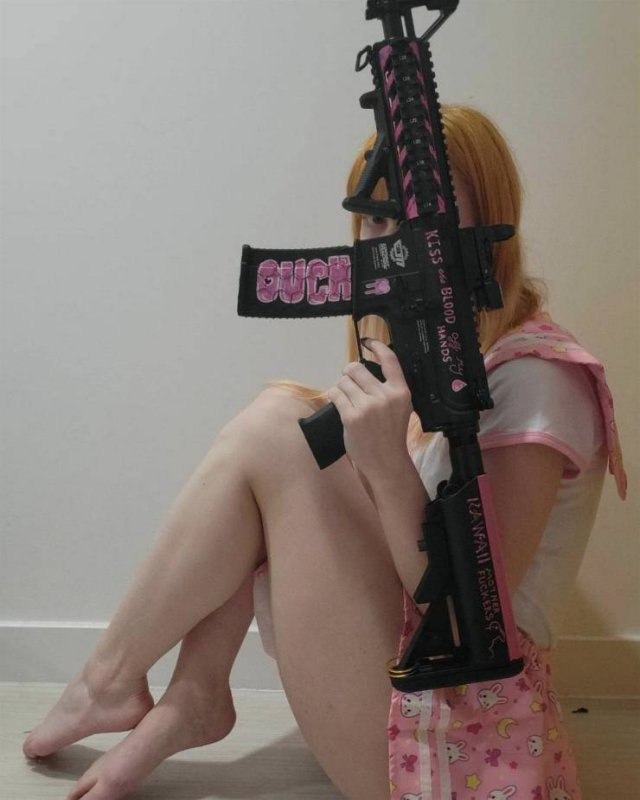 Girls And Guns (40 pics)