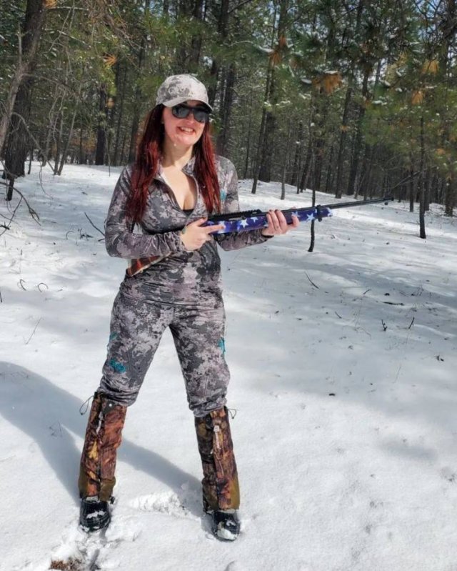 Girls And Guns (40 pics)