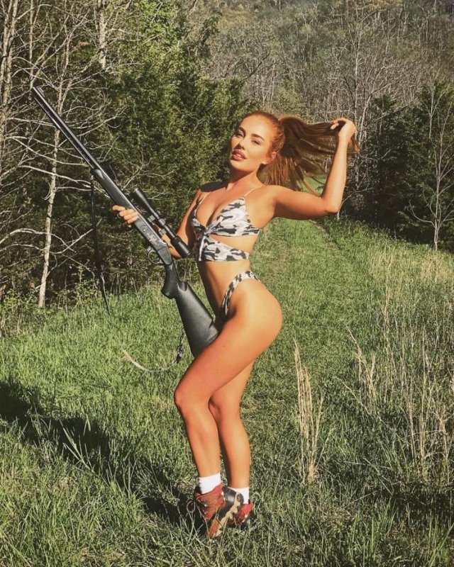 Girls And Guns (40 pics)