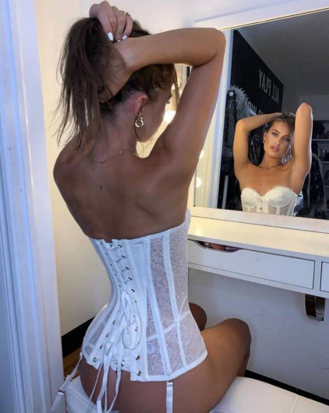 Girls In Corsets (46 pics)
