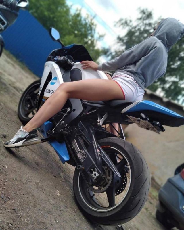 Girls With Long Legs (63 pics)