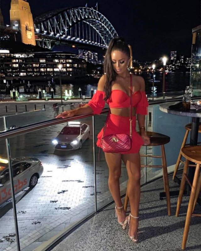 Girls With Long Legs (63 pics)