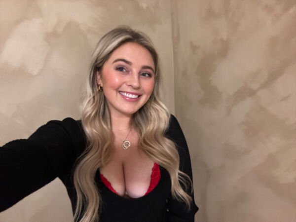Busty Girls (34 pics)