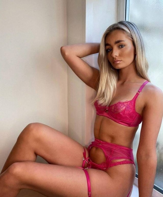 Girls In Lingerie (53 pics)