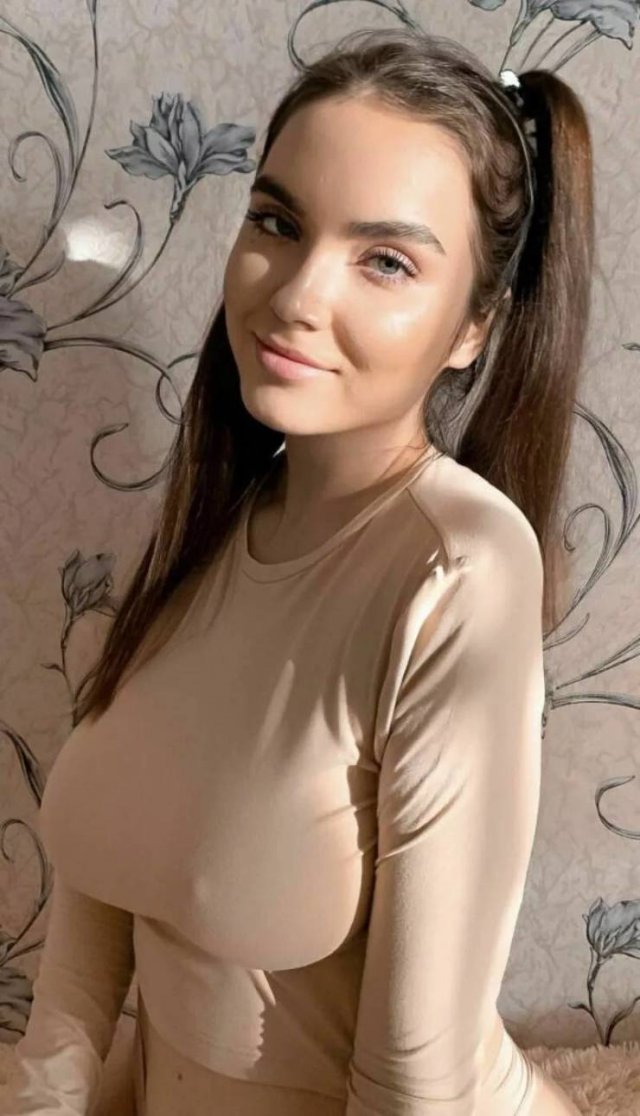 Busty Girls (49 pics)