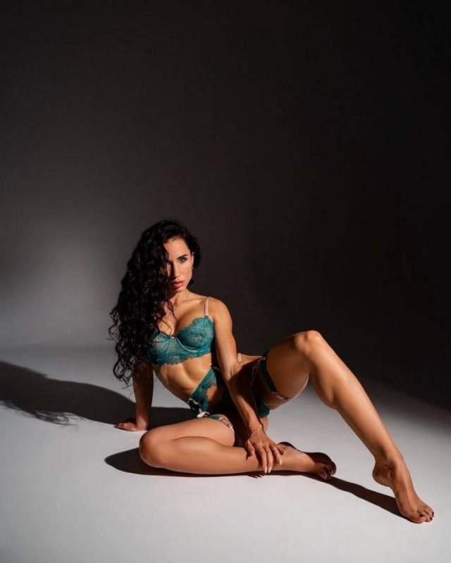 Girls In Lingerie (44 pics)