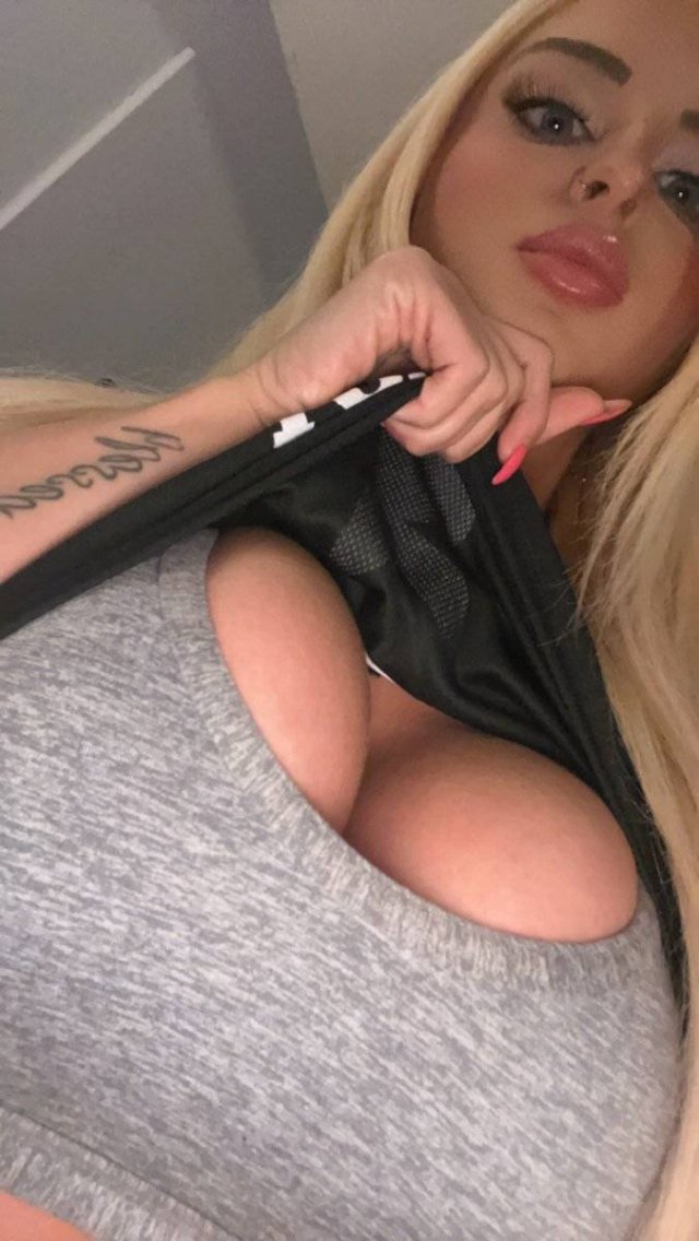Busty Girls (48 pics)