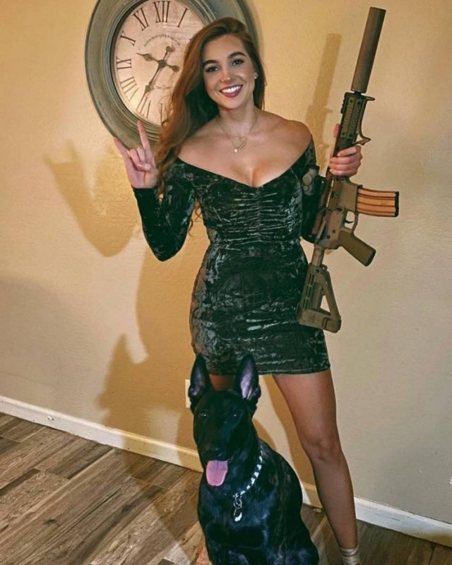Girls And Guns (54 pics)
