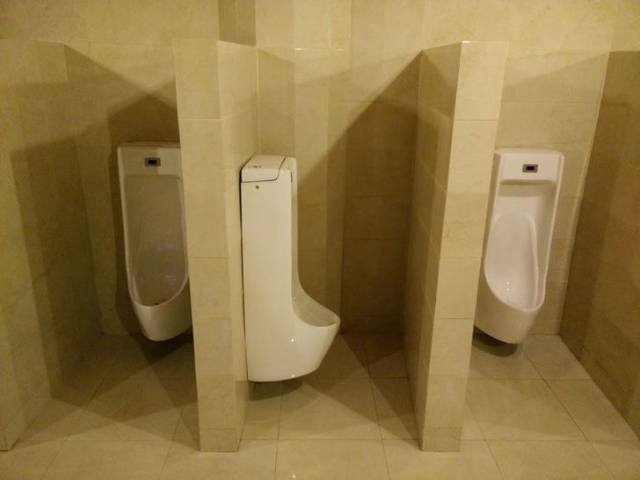 What Is Going On Here? (58 pics)