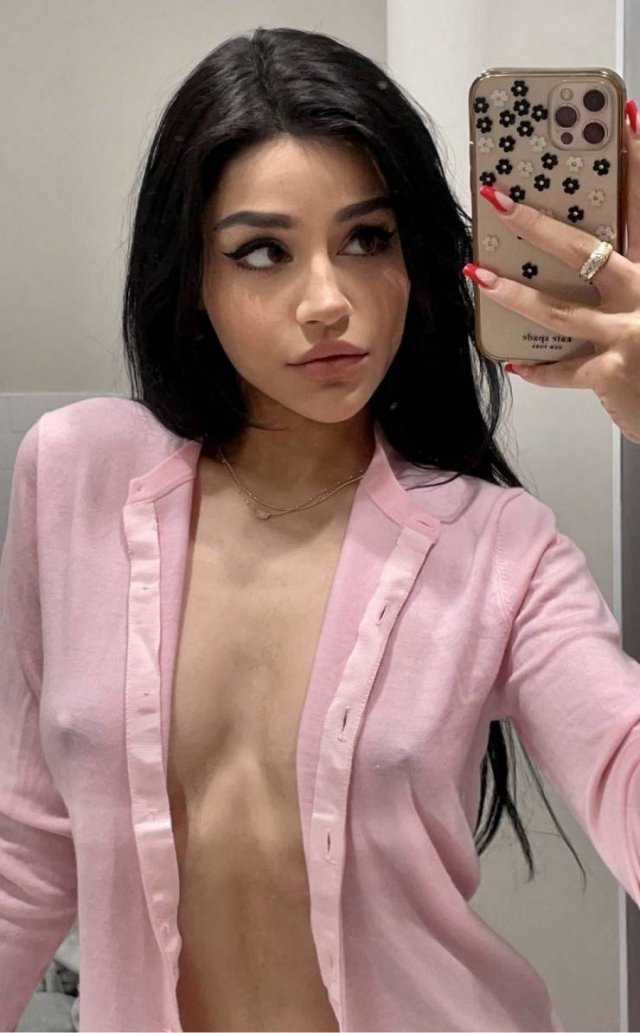 Braless Girls (49 pics)