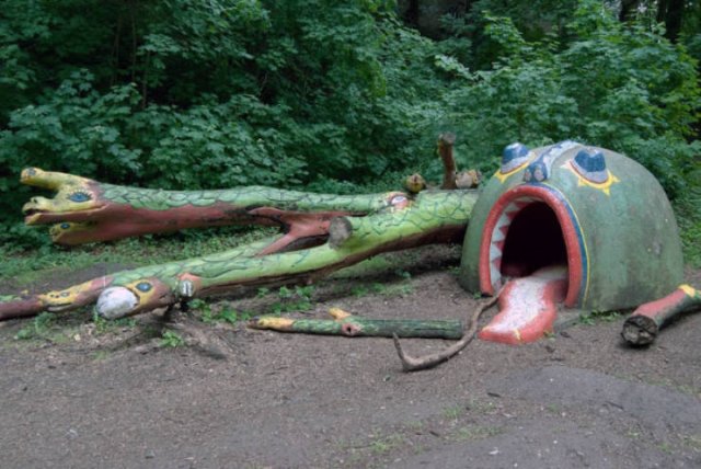 Creepy Playgrounds (23 pics)