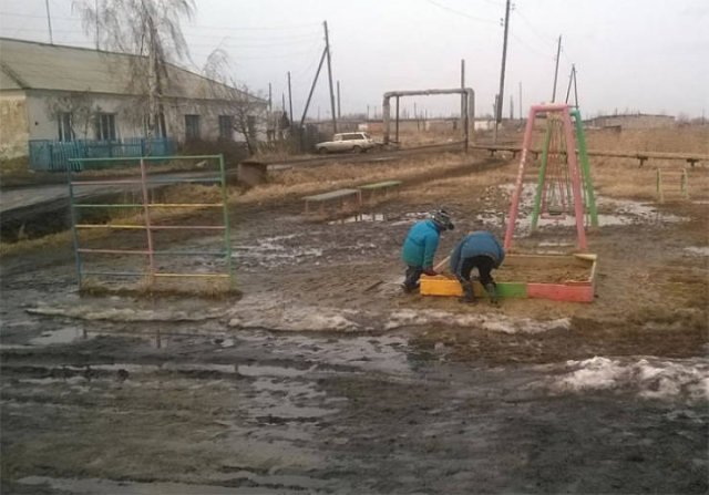 Creepy Playgrounds (23 pics)