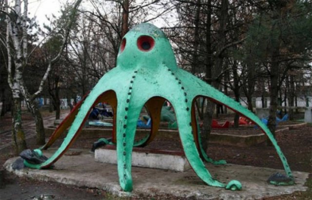 Creepy Playgrounds (23 pics)