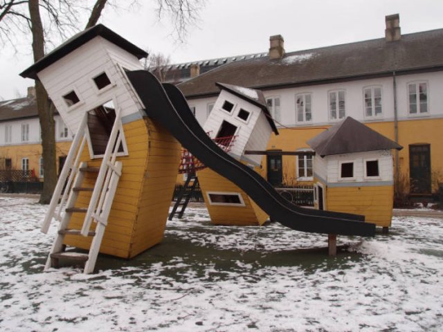 Creepy Playgrounds (23 pics)