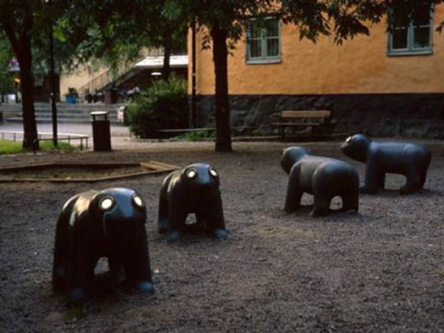 Creepy Playgrounds (23 pics)