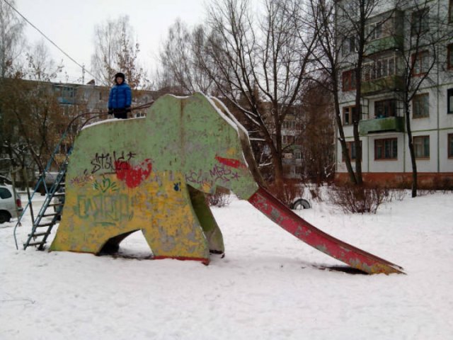 Creepy Playgrounds (23 pics)