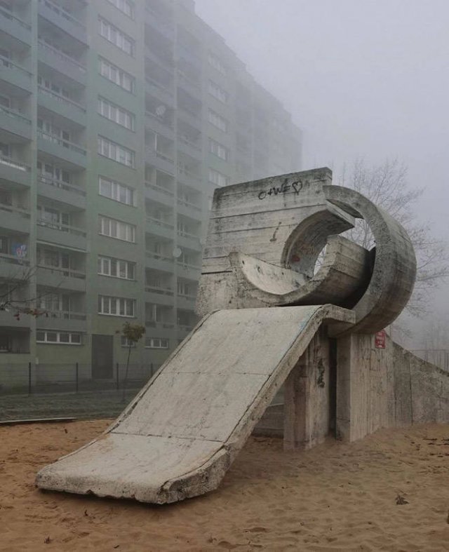 Creepy Playgrounds (23 pics)