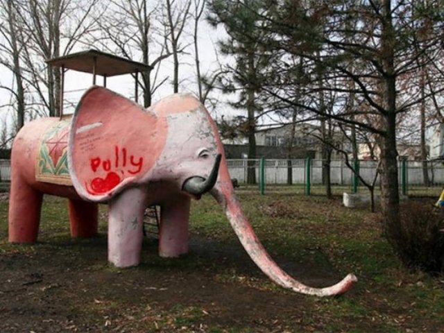 Creepy Playgrounds (23 pics)