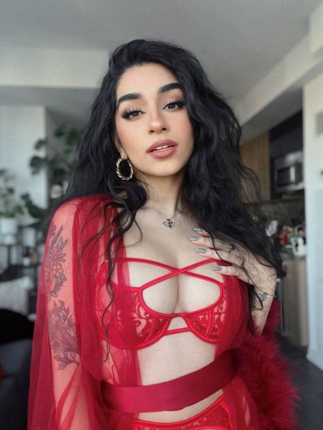 Busty Girls (45 pics)