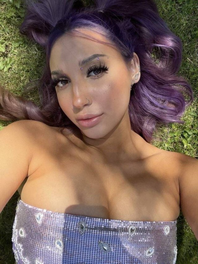 Busty Girls (45 pics)