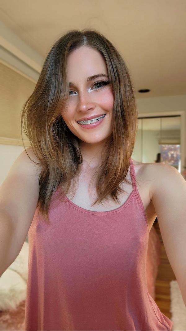 Braless Girls (35 pics)