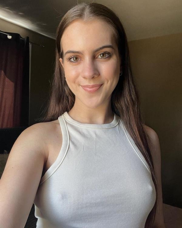 Braless Girls (35 pics)