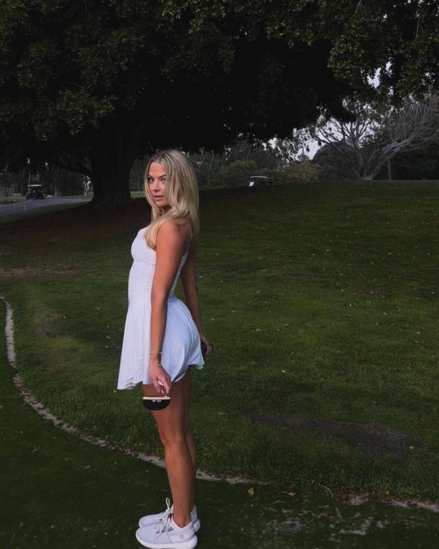 Girls And Golf (33 pics)