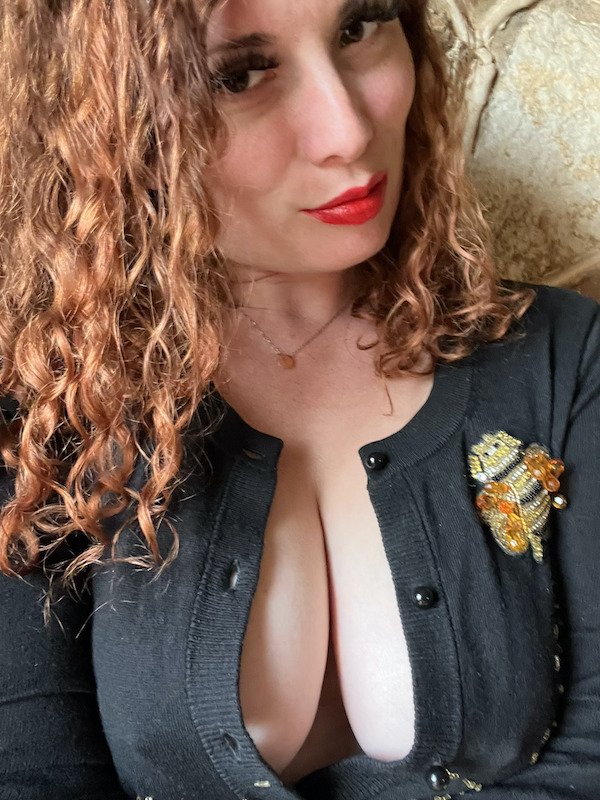 Busty Girls (33 pics)