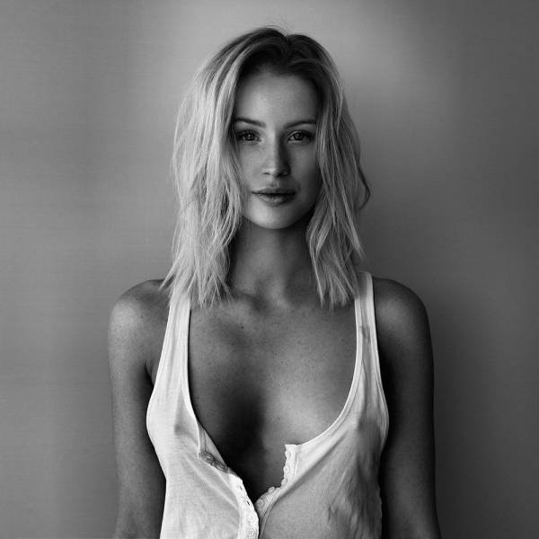 Braless Girls (51 pics)