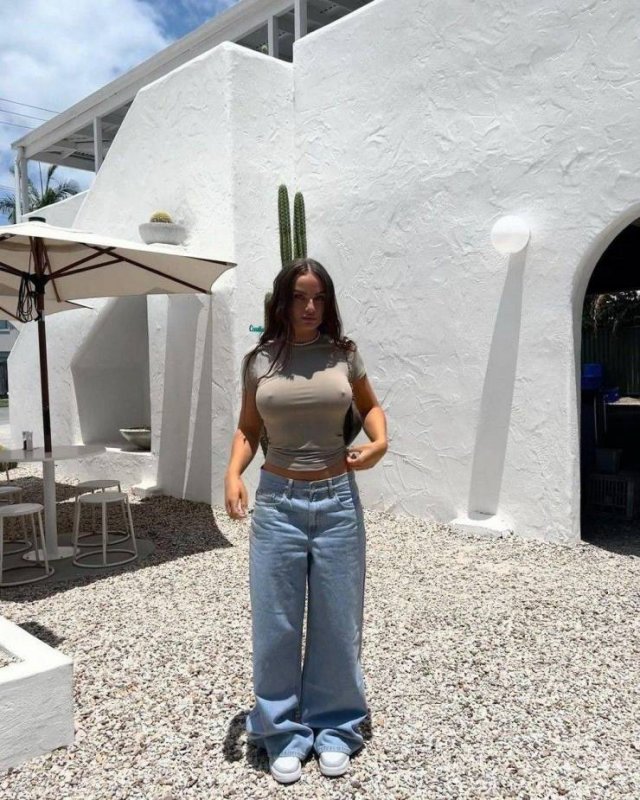 Braless Girls (51 pics)