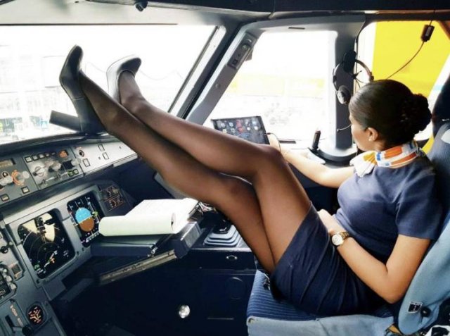 Hot Flight Attendants (23 pics)