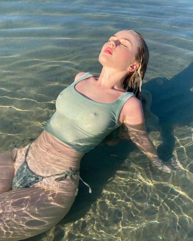 Braless Girls (51 pics)