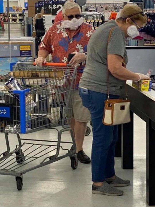Strange People In Stores (38 pics)