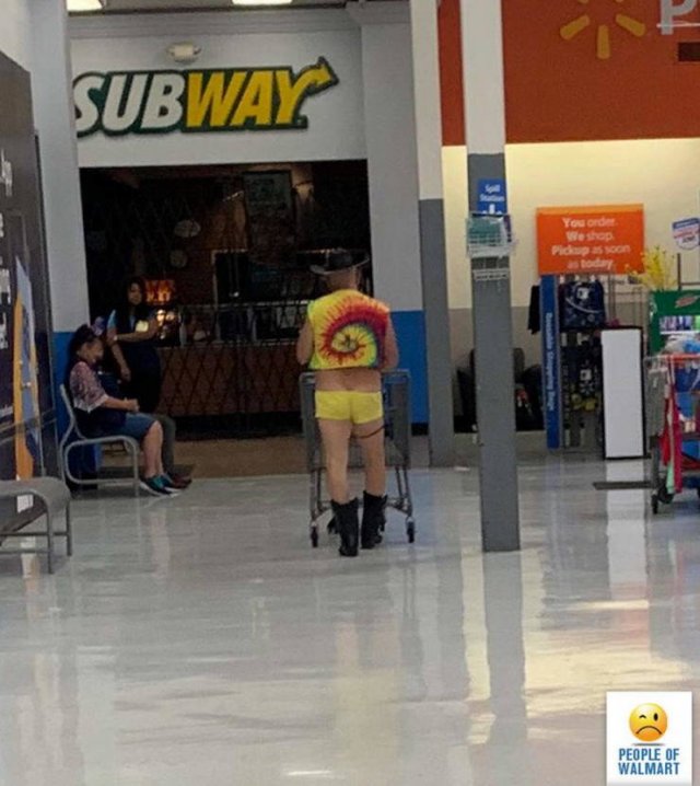 Strange People In Stores (38 pics)