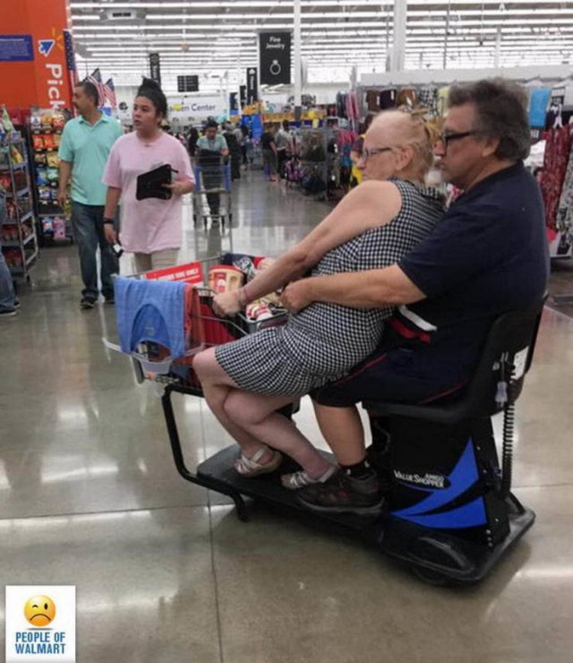 Strange People In Stores (38 pics)
