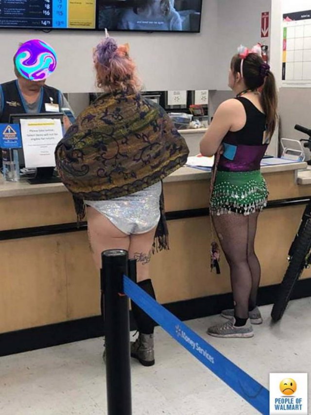 Strange People In Stores (38 pics)
