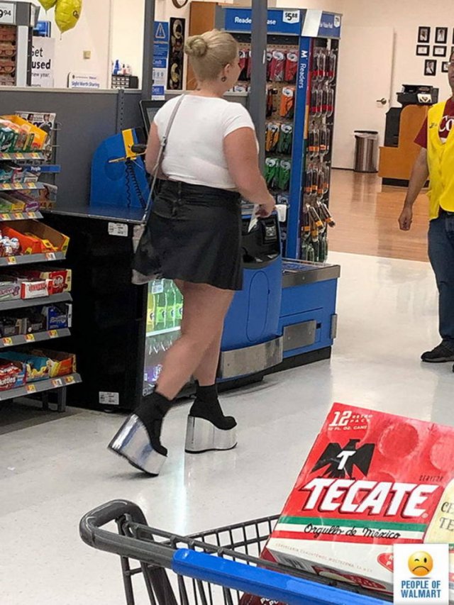 Strange People In Stores (38 pics)