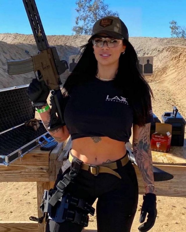 Girls With Guns (55 Pics)