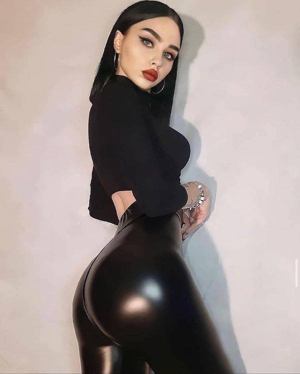 Girls In Latex And Leather (48 pics)