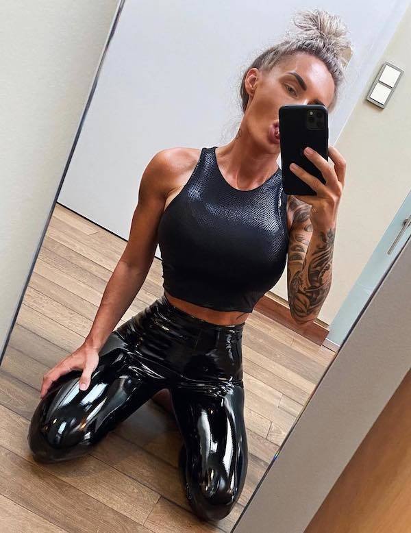 Girls In Latex And Leather (48 pics)