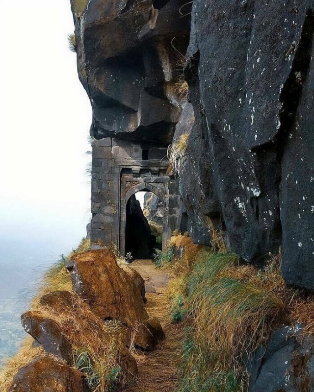 Abandoned Treasures (38 pics)