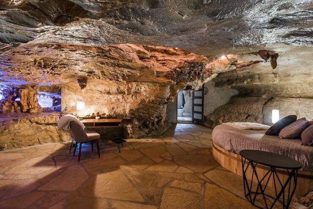 Amazing Apartments In A Cave (45 pics)