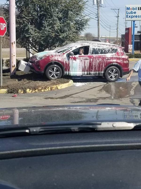 Odd Car Crashes (28 pics)