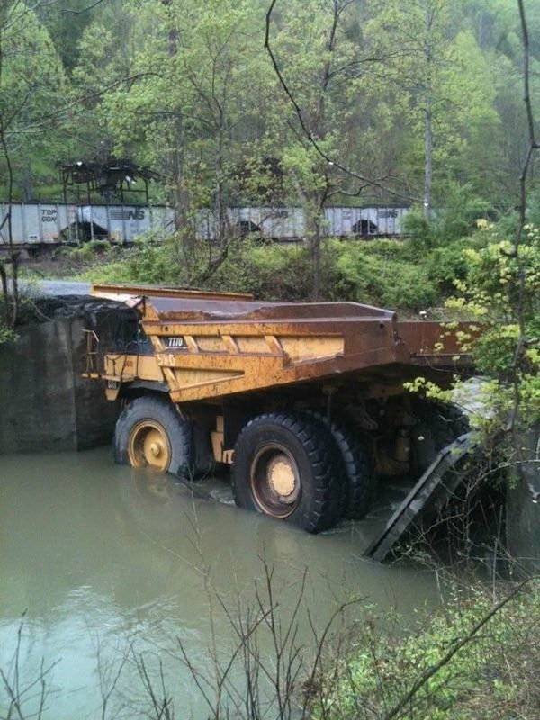 Odd Car Crashes (28 pics)