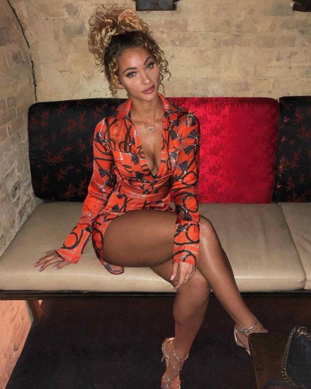 Girls With Long Legs (56 pics)