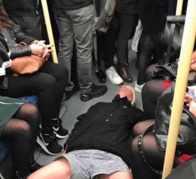 Weird People On Public Transport (31 pics)