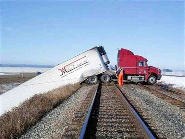 Odd Car Crashes (35 pics)
