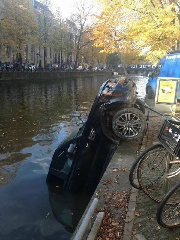 Odd Car Crashes (35 pics)